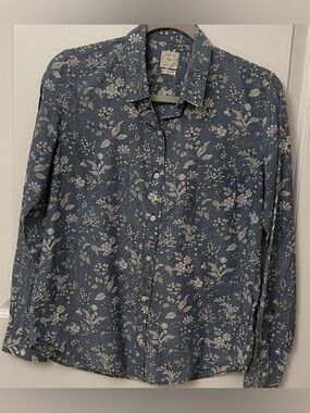 GAP Blue and White Floral women’s Blouse/ Button Down/Cotton